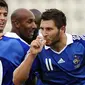 Striker Prancis, Andre-Pierre Gignac merayakan bersama rekan-rekannya setelah mencetak gol ke gawang Kep. Faroe di ajang kualifikasi PD 2010 di, 12 September 2009. AFP PHOTO/FRANCK FIFE