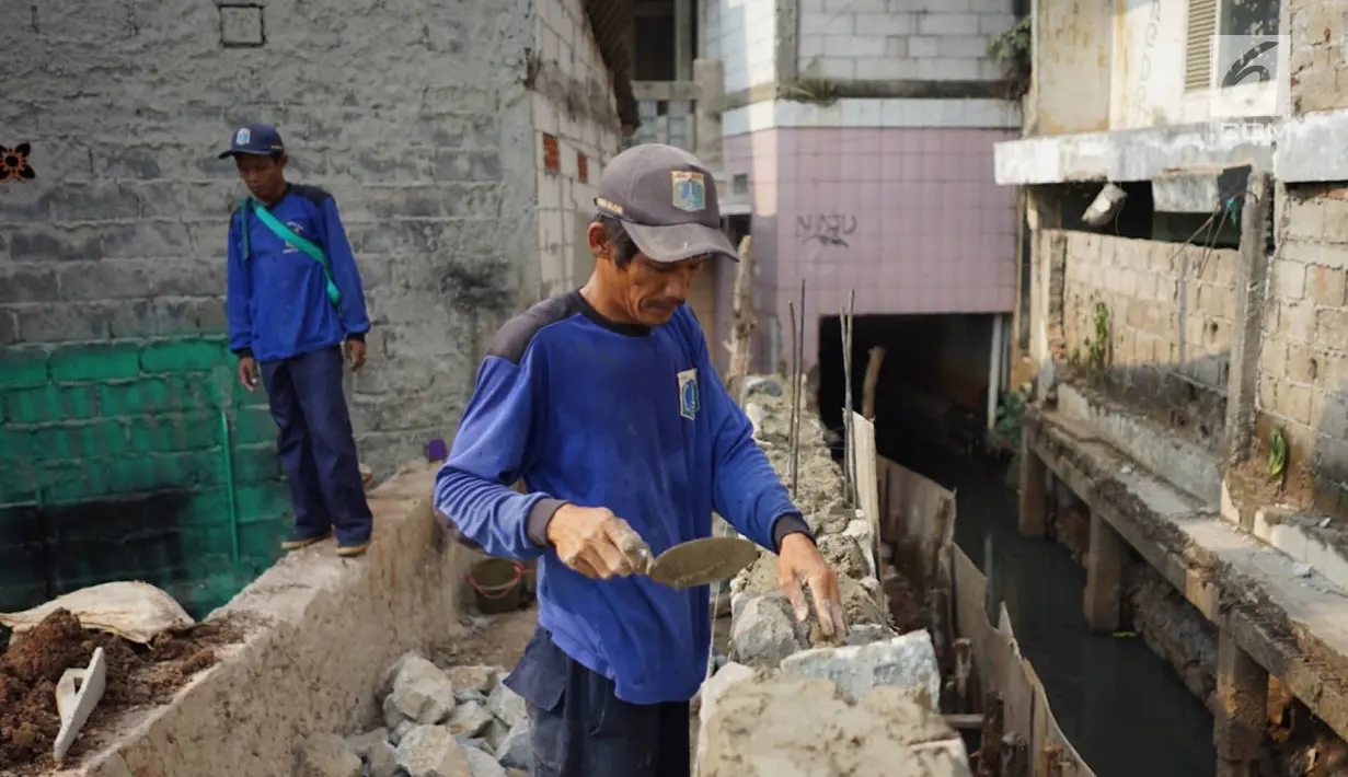 Pekerja menyelesaikan pembangunan tanggul aliran Kali Pulo di kawasan Jati Padang, Pasar Minggu, Jakarta Selatan, Rabu (7/8/2019). Pembangunan tanggul ditergetkan dapat selesai pada bulan depan. (Liputan6.com/Immanuel Antonius)
