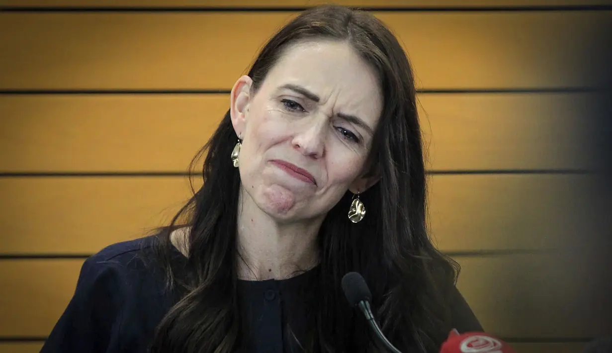 Jacinda Ardern menangis saat mengumumkan pengunduran dirinya menjadi PM Selandia Baru pada konferensi pers di Napier, Selandia Baru, Kamis (19/1/2023). Ardern mengatakan bahwa dia tidak akan mengikuti pemilihan umum tahun ini. (Warren Buckland/New Zealand Herald via AP)