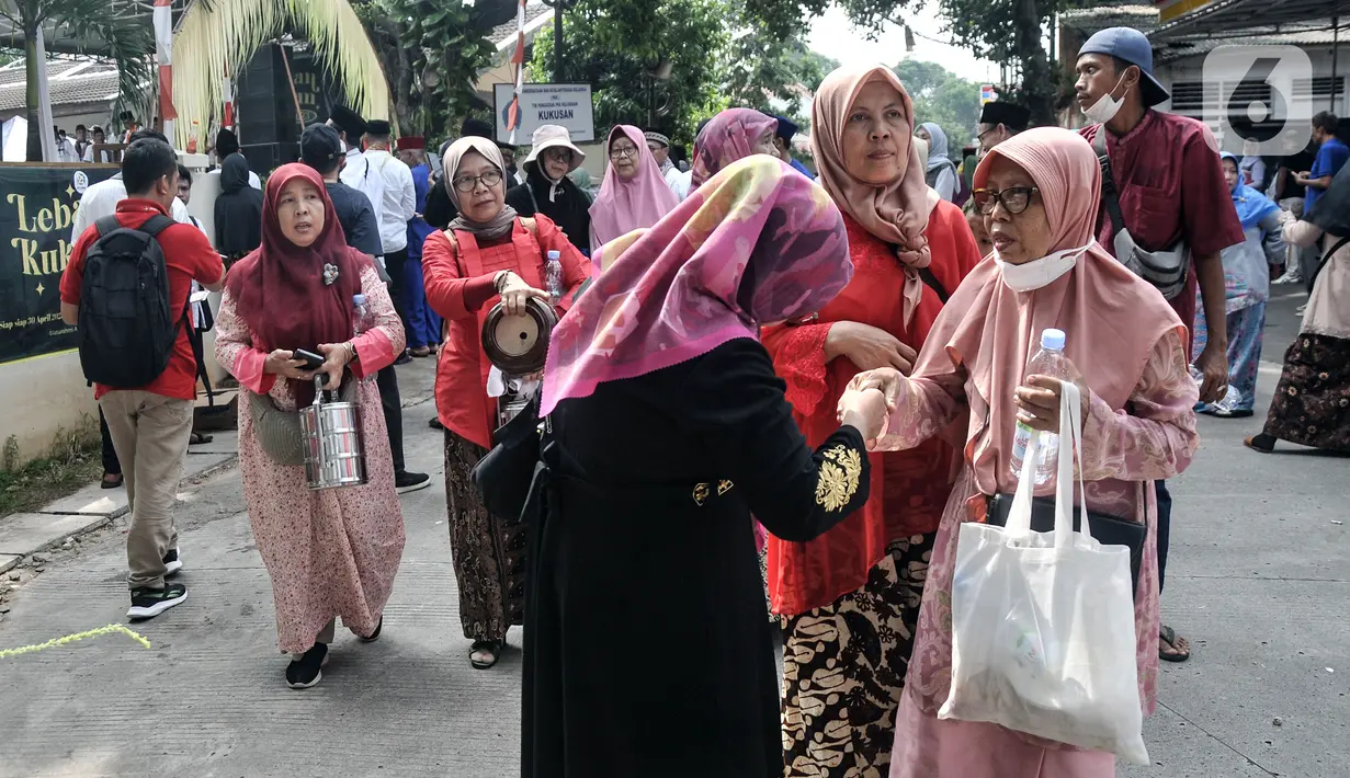 Warga halal bihalal saat Lebaran Kukusan. (merdeka.com/Iqbal S. Nugroho)