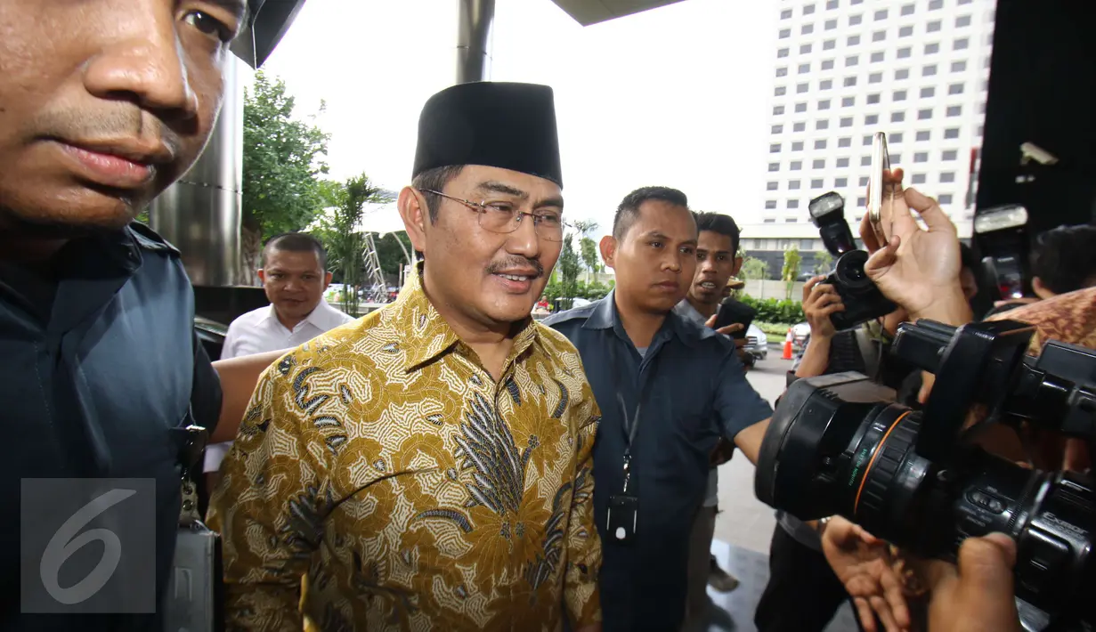 Ketua Dewan Kehormatan Penyelenggara Pemilu (DKPP) RI Jimly Asshiddiqie mendatangi Gedung KPK, Jakarta, Kamis (2/3). Kedatangan Jimly untuk beraudiensi dengan pimpinan KPK terkait rencana diskusi pemberantasan korupsi ke depan. (Liputan6.com/Helmi Afandi)