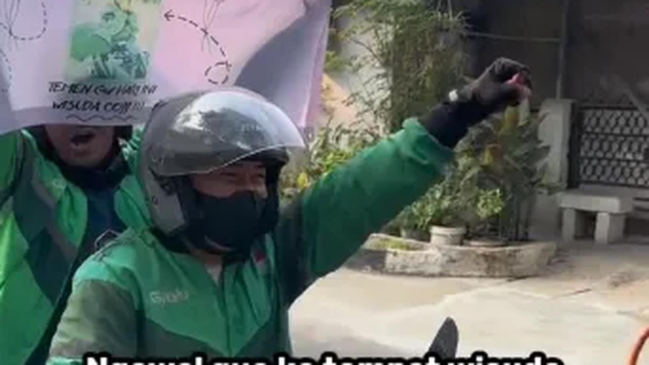 Bukan hanya orangtua, Baskoro pun turut didampingi sejumlah rekan seprofesi. Tak kalah bahagia, sejumlah kawannya pun ikut meramaikan suasana dan diliputi senyuman penuh apresiasi.