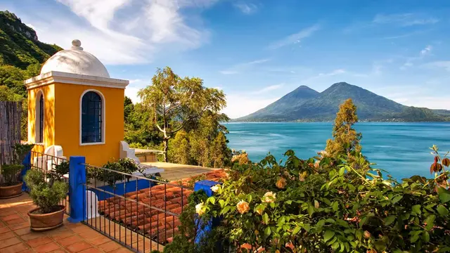 Local Art di Danau Atitlan, Guatemala/travelandleisure.com