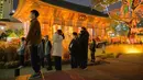 Warga berdoa di Kuil Jogyesa pada malam sebelum para siswa mengikuti ujian masuk universitas atau suneung, Seoul, Korea Selatan, 17 November 2021. Lebih dari setengah juta siswa akan mengikuti suneung di Korea Selatan. (Anthony WALLACE/AFP)