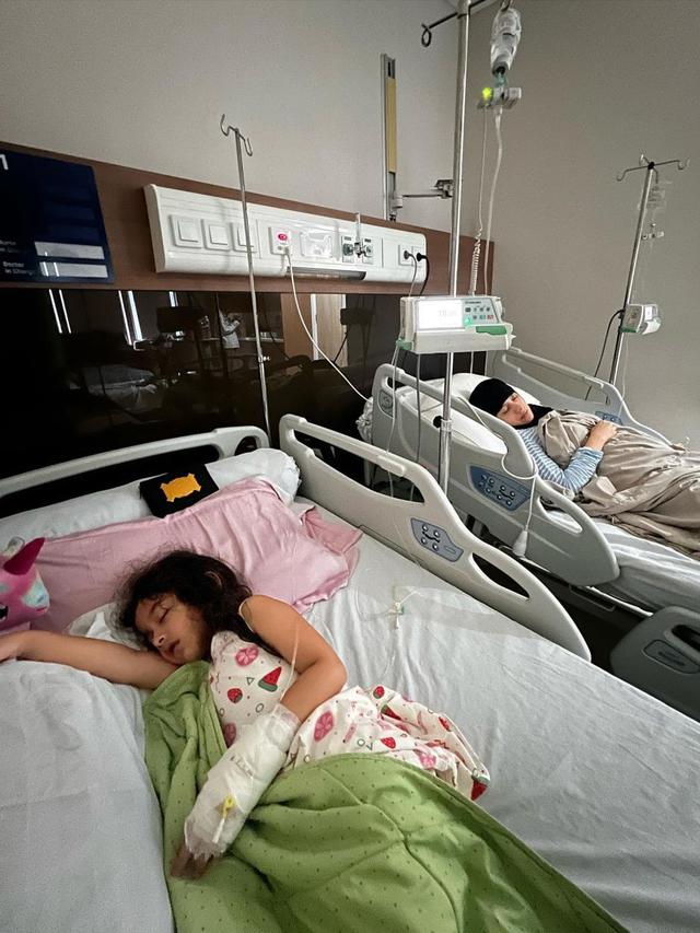 Terserang DBD, Ini 7 Potret Fairuz A Rafiq dan Anak Rayakan Lebaran di Rumah Sakit