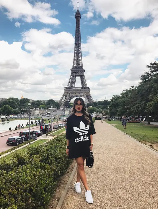 Kekasih Aditya Trihatmanto, Kezia Toemion berfoto dengan latar belakang Menara Eiffel. Kezia Toemion sendiri diketahui telah menjalin hubungan dengan Adi selama 9 tahun. (instagram/keziatoemion)