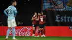 Pemain Valencia Hugo Duro (kiri) merayakan dengan rekan setimnya usai mencetak gol ke gawang Celta Vigo pada pertandingan Liga Spanyol di Stadion Balaidos, Vigo, Spanyol, 5 Desember 2021. Valencia menang 2-1. (MIGUEL RIOPA/AFP)