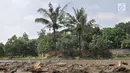 Suasana danau yang mengalami kekeringan di area Taman Cempaka, Jakarta Timur, Minggu (7/7/2019). Danau buatan yang sedianya berfungsi sebagai penampung air hujan sekaligus wisata pemancingan gratis mengalami kekeringan akibat musim kemarau sejak beberapa bulan terakhir. (merdeka.com/Iqbal S Nugroho)