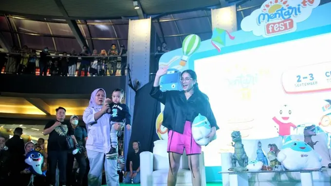 Nagita Slavina Ikut Dampingi Anak saat Nonton Tayangan