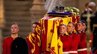 Mahkota terlihat pada peti jenazah Ratu Elizabeth II saat akan disemayamkan di Westminster Hall, Istana Westminster, London, Inggris, 14 September 2022. Pemakaman Ratu Elizabeth II akan menjadi salah satu pertemuan bangsawan dan politikus terbesar yang diselenggarakan di Inggris selama beberapa dekade. (Dan Kitwood/Pool via AP)