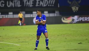 Selebrasi Uilliam Barros usai mencetak gol ke gawang Madura United pada laga pekan ke-23 BRI Super League 2025/2026 di Stadion Gelora Bandung Lautan Api (GBLA), Kota Bandung, Kamis (26/2/2026) malam WIB. (Bola.com/Erwin Snaz)
