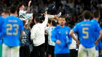 Pemain Timnas Italia tertunduk lesu melihat pemain Argentina merayakan keberhasilan meraih trofi&nbsp;Finalissima 2022. Gli Azzurri keok 0-3 dari Argentina dalam duel di Stadion Wembley, Kamis (2/6/2022) dini hari WIB.&nbsp;(AP photo/Frank Augstein)