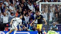 Pemain Real Madrid, Cristiano Ronaldo (kiri) melakukan selebrasi usai mencetak gol ke gawang Atletico Madrid, pada laga Leg 1 Babak Semifinal Liga Champions 2016-2017, di Stadion Santiago Bernabeu, Rabu (3/5/2017) dini hari WIB. Real Madrid menang 3-0.  (