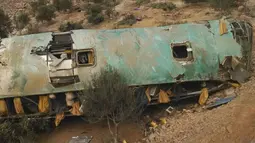 Bangkai sebuah bus sarat penumpang yang terjatuh ke dasar jurang di provinsi Arequipa, Peru selatan, Rabu (21/2). Bus terperosok saat membelok di jalanan menanjak di kawasan pegunungan di Peru selatan. (Andina News Agency via AP)