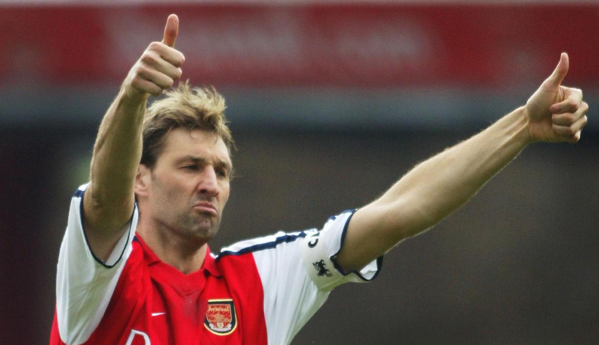 7. Tony Adams - Satu dari sekian pemain bintang Arsenal yang begitu melegenda. Sudah 19 tahun bek tengah tersebut membela the Gunners periode 1983 hingga pensiun pada tahun 2002. (AFP/Adrian Dennis)