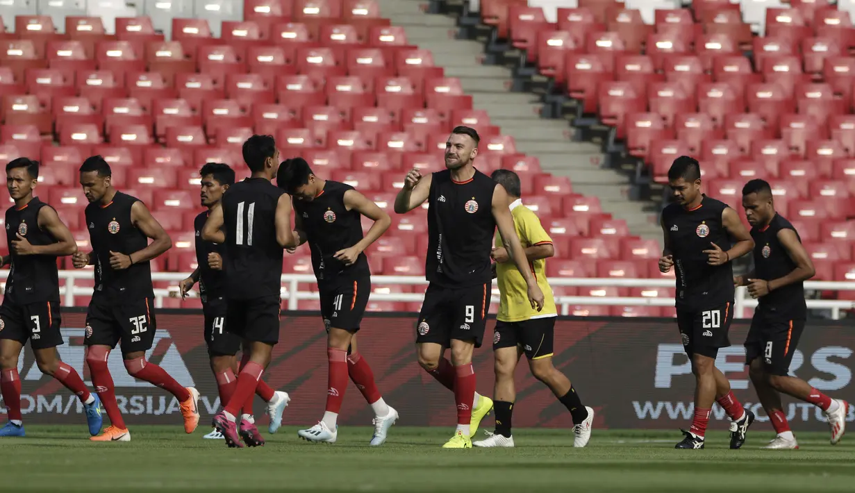 Pemain Persija Jakarta, Marko Simic, melakukan pemanasan saat latihan di SUGBK, Jakarta, Jumat (2/8). Jelang menghadapi Arema FC, Macan Kemayoran gelar latihan tertutup. (Bola.com/YoppyRenato)