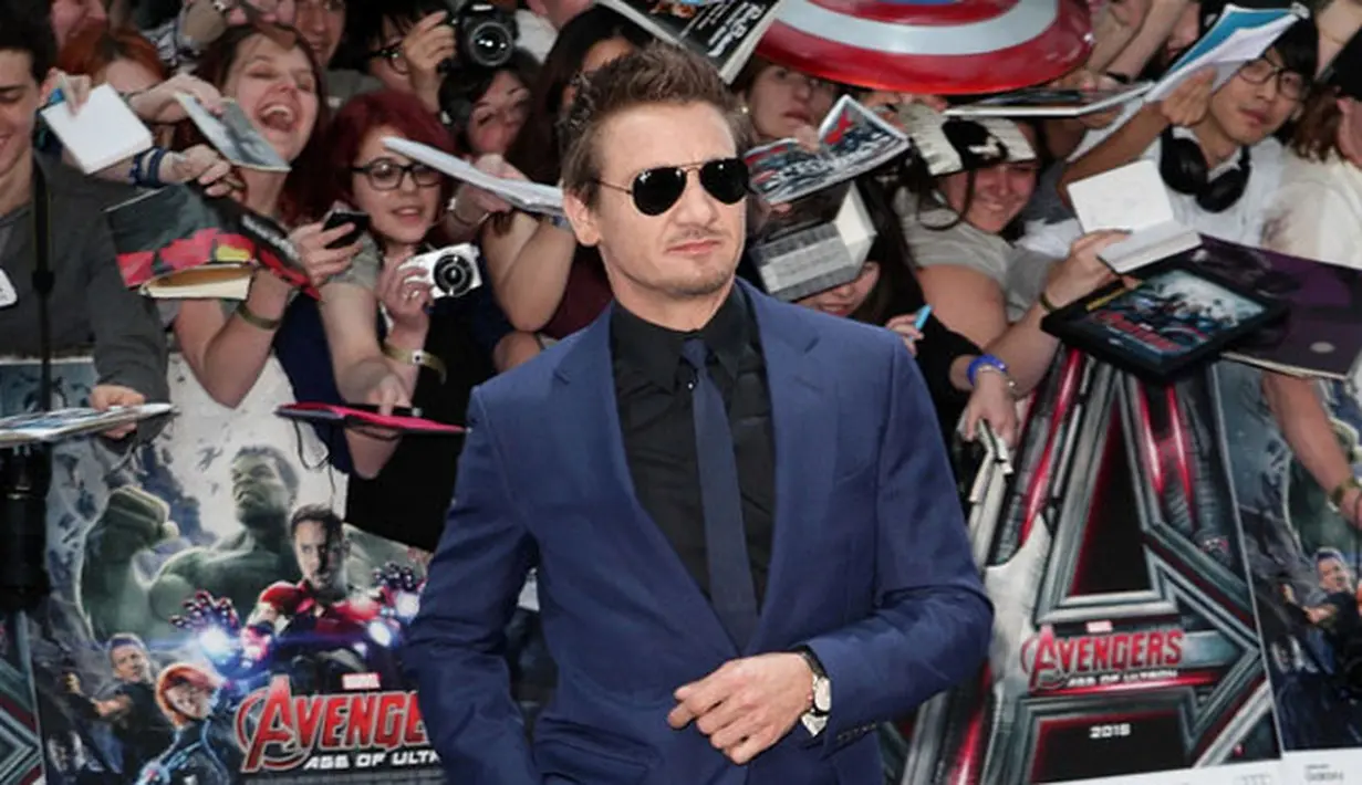 Jeremy Renner tampak keren dengan kacamata hitamnya. (via buzzfeed.com)