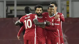 Penyerang Liverpool, Mohamed Salah (kedua kiri) berselebrasi dengan rekannya usai mencetak gol ke gawang Wolverhampton Wanderers pada pertandingan lanjutan Liga Inggris di Stadion Anfield, Inggris, Minggu (7/12/2020).  Liverpool menang telak atas Wolverhampton 4-0. (Peter Powell/Pool via AP)