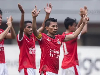Kapten Persija, Ismed Sofyan, bersama rekan-rekannya merayakan kemenangan atas Borneo FC pada laga Liga 1 di Stadion Patriot Bekasi, Jawa Barat, Minggu (16/7/2017). Persija menang 1-0 atas Borneo FC. (Bola.com/Vitalis Yogi Trisna)