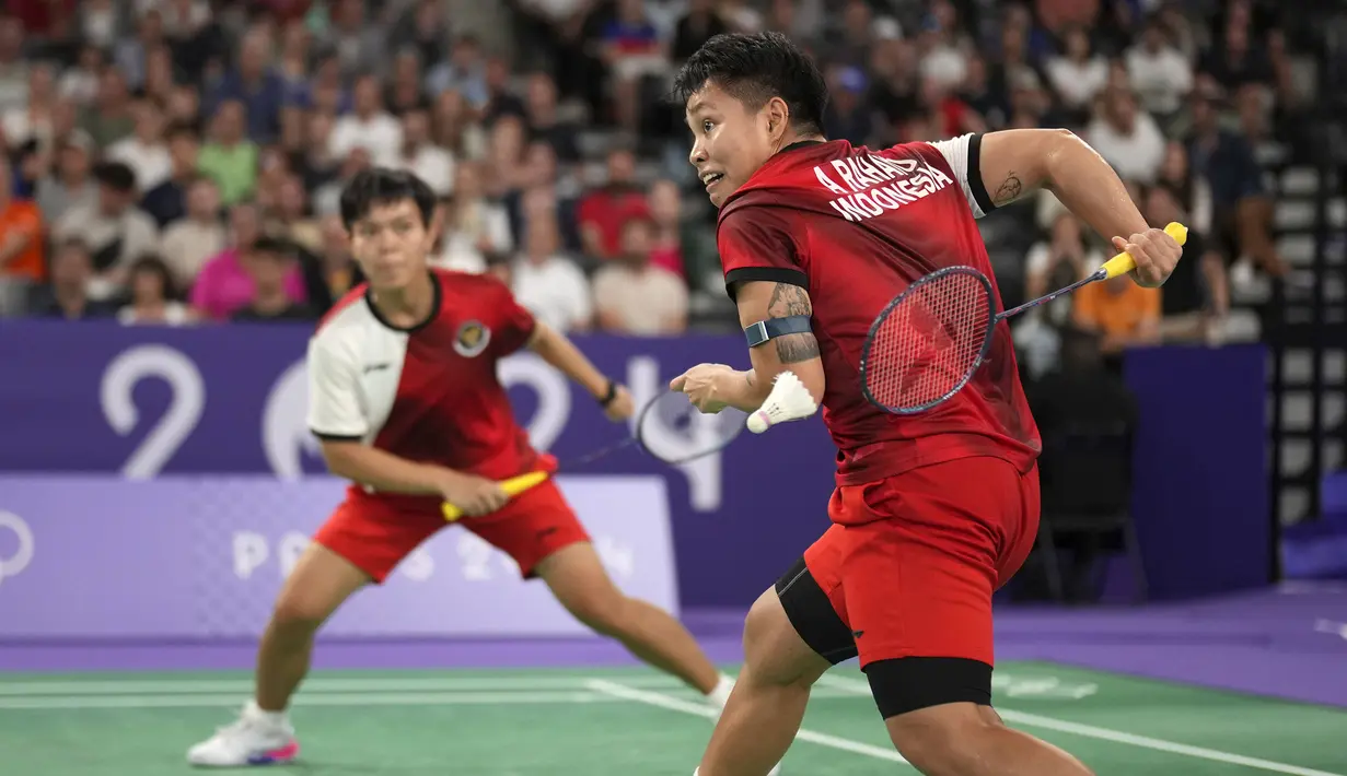 Pebulu tangkis ganda putri Indonesia, Apriyani Rahayu/Siti Fadia Silva Ramadhanti berusaha mengembalikan kok ke arah pasangan Jepang, Mayu Matsumoto/Wakana Nagahara pada laga Grup B bulu tangkis Olimpiade Paris 2024 di Porte de la Chapelle Arena, Paris, Prancis, Sabtu (27/07/2024). (Dok. NOC Indonesia/Naif Muhammad Al’as)
