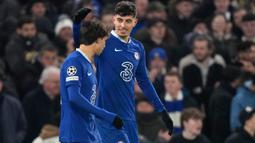 Pemain Chelsea Kai Havertz (kanan) merayakan dengan rekan setimnya Joao Felix setelah mencetak gol ke gawang Borussia Dortmund pada pertandingan sepak bola leg kedua babak 16 besar Liga Champions di Stamford Bridge, London, Inggris, 7 Maret 2023. Chelsea yang kalah 0-1 dari Borussia Dortmund pada leg pertama, berhasil melaju ke perempat final setelah menang 2-0 di leg kedua. (AP Photo/Alastair Grant)