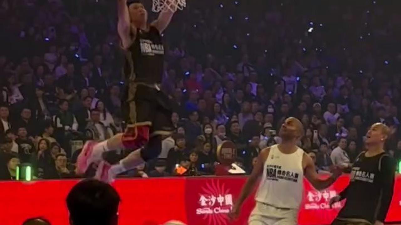 7 Potret Aksi Denny Sumargo Jadi Wakil Indonesia di NBA Celebrity Game, Bareng Para Legend - Tunjukkan Skill Keren