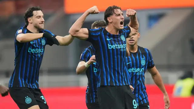 Francesco Pio Esposito merayakan gol untuk Inter Milan