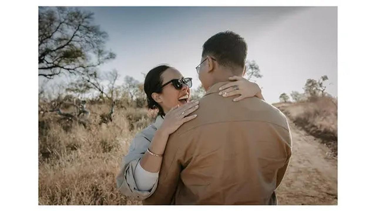6 Potret Romantis Darma Mangkuluhur Lamar Patricia Schuldtz di Tengah Savana Afrika