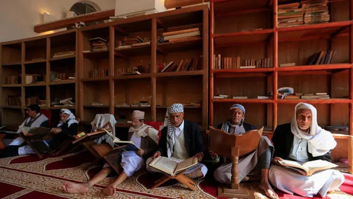 Unik, Tadarus dengan Al-Quran Berukuran Besar di Yaman