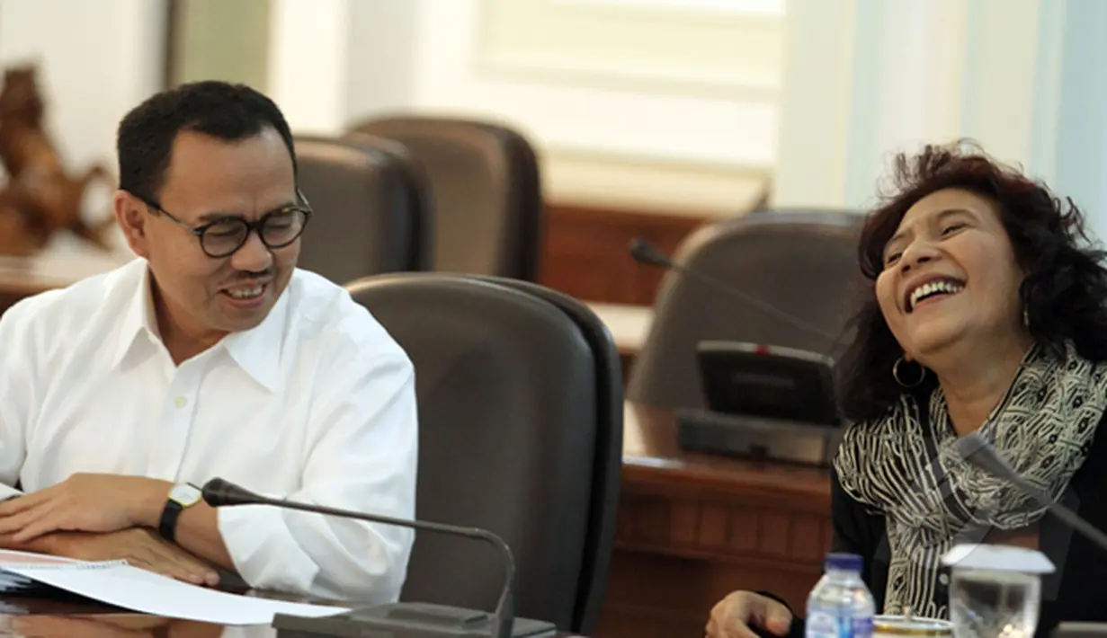 Menteri Kelautan dan Perikanan, Susi Pudjiastuti (kanan) bersama Menteri ESDM, Sudirman Said saat Sidang Kabinet Paripurna di Kantor Presiden, Istana Kepresidenan, Jakarta, Rabu (4/2/2015). (Liputan6.com/Faizal Fanani)