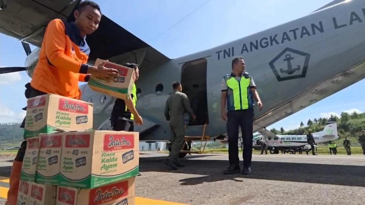 FOTO: TNI Angkatan Laut Salurkan Bantuan Logistik ke Gayo Lues Aceh