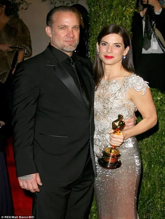 Sandra Bullock sangat menganggumi sosok aktor terkenal Jesse James. Berawal dari bertukar nomor telepon keduanya memulai pendekatan. Namun sayangnya hubungan mereka kandas di tahun 2005. (mirroruk/Bintang.com) 