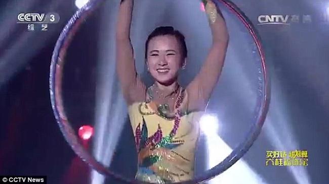 Jin Linlin, master Hula Hoop dari China | Photo: Copyright asiantown.net