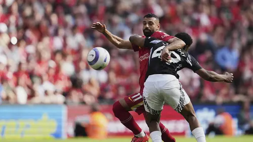 Bintang Liverpool, Mohamed Salah, berduel dengan pemain Arsenal, Myles Lewis-Skelly, dalam laga pekan 36 Premier League 2024/2025 di Anfield, Minggu (11/5/2025). (AP Photo/Jon Super)