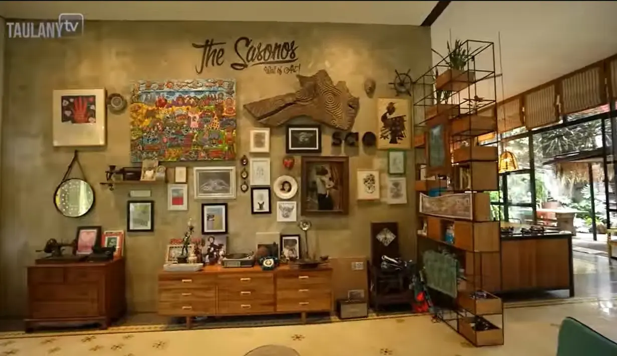 Masuk ruang utama tampak luas karena tidak banyak sekat. Tidak hanya diluar yang banyak patung hingga barang seni, di dinding dalam rumah utama juga menyimpan banyak barang seni layaknya galeri seni. [YouTube/TAULANY TV]