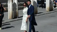 Victoria Beckham dan David Beckham saat hadir di pernikahan pemain sepak bola, Sergio Ramos. (CRISTINA QUICLER / AFP)