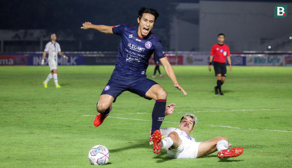 Pemain Arema FC, Hanif Sjahbandi (kiri) berebut bola dengan penyerang PSIS Semarang, Jonathan Zorilla saat laga pekan keempat BRI Liga 1 2021/2022 di Stadion Madya, Jakarta. Arema FC harus puas bermain imbang tanpa gol saat bersua PSIS Semarang. (Bola.com/Bagaskara Lazuardi)