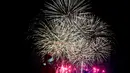 Seorang pria mengenakan kostum santa melihat kembang api selama parade Natal di Panama City (16/12). Warga Panama tengah mempersiapkan diri menyambut datangnya Natal 2018 yang jatuh pada tanggal 25 Desember. (AFP Photo/Luis Acosta)