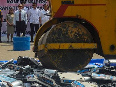 Menteri Perdagangan Zulkifli Hasan pimpim pemusnahan barang hasil impor ilegal temuan dari Satuan Kerja (Satgas) di Kementerian Perdagangan, Jakarta, Senin (19/8/2024). (merdeka.com/Arie Basuki)