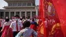 Para siswa ikut serta dalam 'pesta dansa' saat ke-68 berakhirnya Perang Korea di luar Grand Theatre di Pyongyang (27/7/2021). Dalam pengumuman terkoordinasi yang mengejutkan, Korea Utara dan Selatan mengungkapkan mereka telah sepakat untuk membuka kembali jalur komunikasi. (AFP/STR/KCNA VIA KNS)