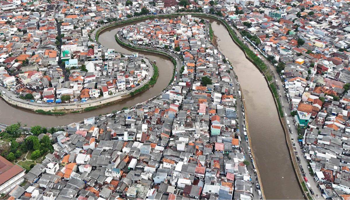 Normalisasi Kali Ciliwung Tersendat