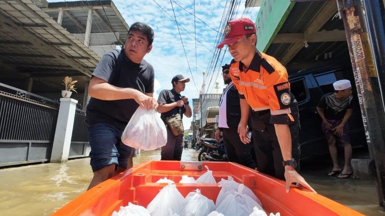 Pemerintah Provinsi Jabar Salurkan Bantuan Darurat dan Tinjau Lokasi Terdampak Banjir di Bandung