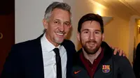 Bintang Barcelona, Lionel Messi (kanan) bertemu dengan Gary Lineker di London, Selasa (20/2/2018) pagi waktu setempat.  (Sport.es)