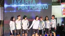 Tim putri Jakarta PGN Popsivo diperkenalkan saat Pembukaan Proliga 2016 putaran pertama yang berlangsung di GOR Ken Arok, Malang, Jumat (19/2/2016). (Bola.com/Nicklas Hanoatubun)
