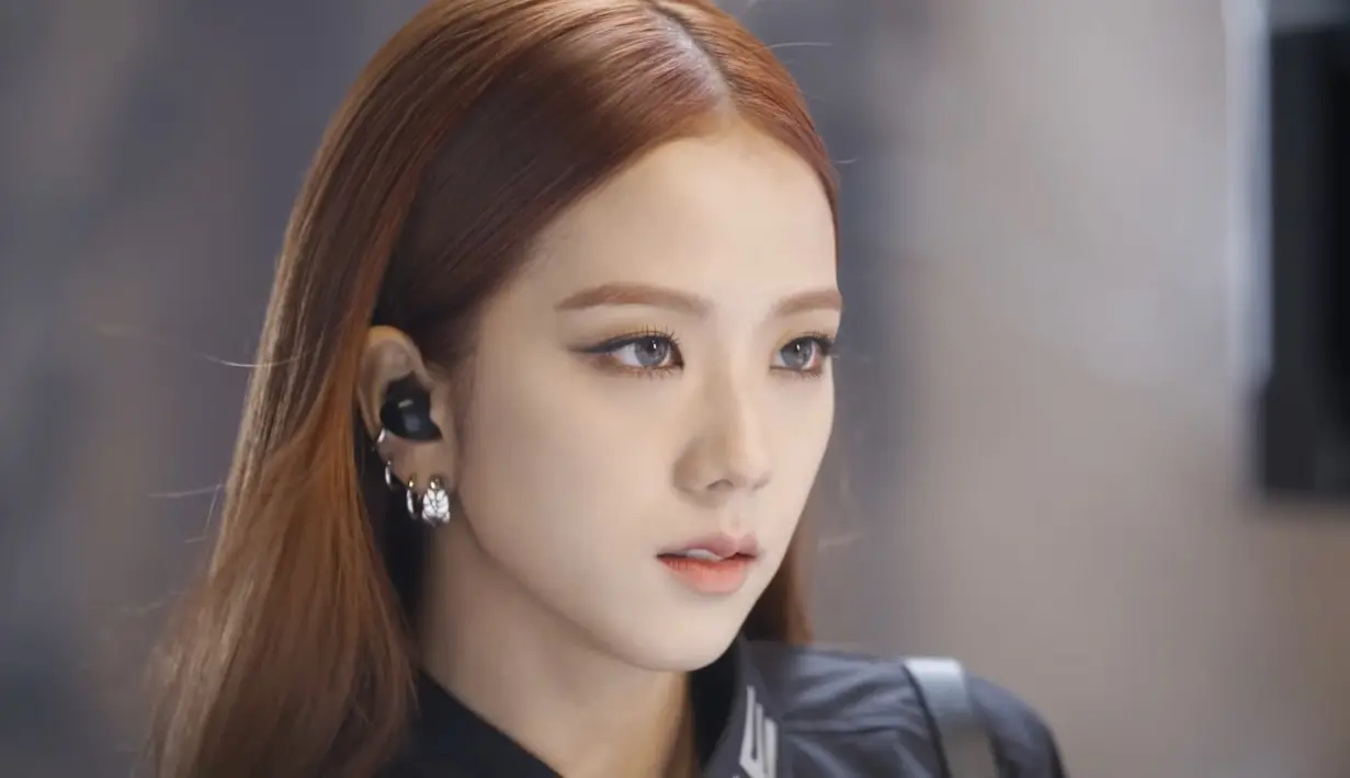 Wajah close-up Jisoo dengan rambut cokelat dan riasan mata yang cantik. (Sumber: YouTube/BLACKPINK)