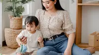 10 Inspirasi Outfit Ibu Muda Momong Anak, Stylish Setiap Hari dan Praktis