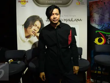 Penyanyi Armand Maulana merilis single solonya yang berjudul "Hanya Engkau Yang Bisa" di kawasan SCBD, Jakarta, Selasa (5/4). Meski kini punya proyek bernyanyi solo, namun Armand tetap masih bagian dari grup band Gigi. (Liputan6.com/Herman Zakharia)