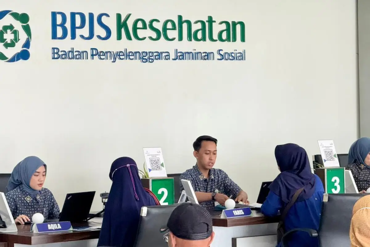 Sejumlah peserta BPJS Kesehatan saat mengurus administrasi di kantor pelayanan BPJS Kesehatan cabang Kota Depok. (Liputan6.com/Dicky Agung Prihanto)