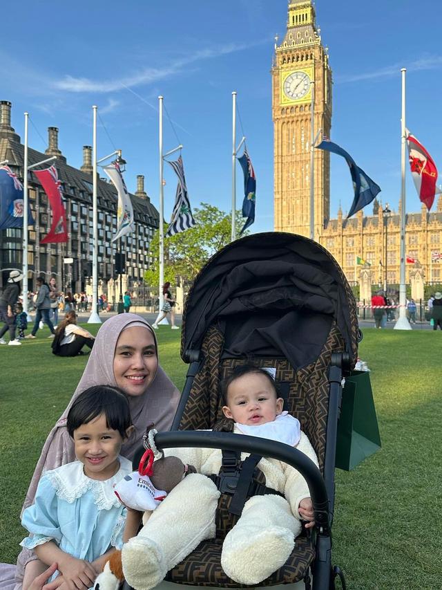 Kartika Putri Liburan di London bersama suami dan dua anak mereka (Foto: instagram kartikaputriworld)