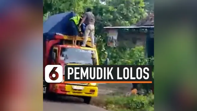 VIDEO: Video Viral Pemudik Bersembunyi di Dalam Truk Barang